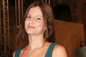 Κλέλια Ανδριολάτου | Το αξεσουάρ μαλλιών της είναι ό,τι καλύτερο για preppy διάθεση στα χτενίσματα σου