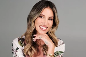 Αθηνά Οικονομάκου | Ποζάρει αγκαλιά με την κόρη της, Σιέννα και τον Μπρούνο Τσερέλα - εικόνα 3