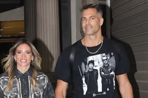 Αθηνά Οικονομάκου | Τρώει burger πάνω στο κρεβάτι με την κουμπάρα της στο πολυτελές δωμάτιο της - εικόνα 2