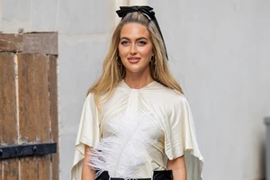 Η Κατερίνα Καινούργιου με το φόρεμα που κολακεύει τέλεια τη σιλουέτα | Κοστίζει 30 ευρώ - εικόνα 2