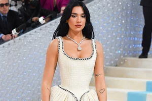 Dua Lipa | Όλα τα looks που επέλεξε στις διακοπές της στην Ελλάδα