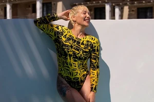 Μπέττυ Μαγγίρα | Ποζάρει μόνο με το μαγιό της επιδεικνύοντας το γυμνασμένο της κορμί