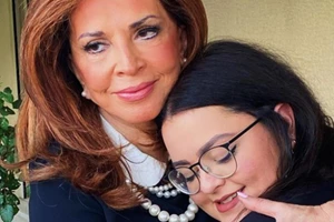 Μιμή Ντενίση | Στη Γενεύη σε εκδήλωση για την επιτυχία της "Σμύρνης" - Η φωτογραφία με τη Νάνα Μούσχουρη