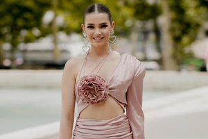 Το λινό φόρεμα από τη Mango που θα φοράς συνέχεια όση ζέστη κι αν έχει