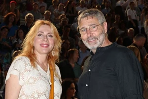 Στο σπίτι της Σμαράγδας Καρύδη στη Διονυσίου Αρεοπαγίτου | Το vintage σαλόνι και τα μοντέρνα στοιχεία στο καθιστικό - εικόνα 3