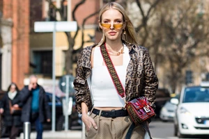 Κομψή από το πρωί μέχρι το βράδυ | Η Χριστίνα Μπόμπα δημιούργησε τον ιδανικό συνδυασμό