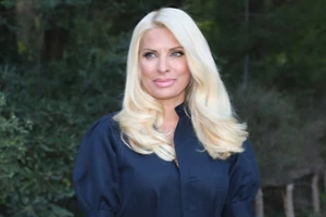 Η Χριστίνα Μπόμπα φόρεσε το διχτυωτό καλσόν που χρειάζεσαι φέτος την άνοιξη