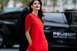 Αυτό το ταμπά κοστούμι με βερμούδα είναι η πιο fashionable εκδοχή του power dressing της άνοιξης