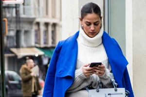 Ανακαλύψαμε το plus size φόρεμα από το H&M που κολακεύει τέλεια τις καμπύλες