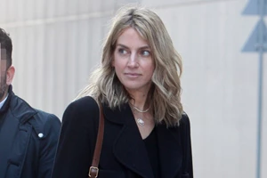 Η Χρυσή Βαρδινογιάννη με μπεζ σακάκι με μαύρη φούστα | Το look που μπορείς να αντιγράψεις πολύ εύκολα