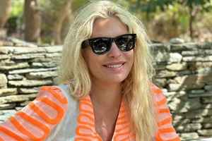 Η Ελένη Μενεγάκη "σκίζει" τα κύματα με τον Μάκη Παντζόπουλο