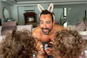 "Επέστρεψε η μαμά" | Ο Σάκης Τανιμανίδης φωτογραφίζει τη Χριστίνα Μπόμπα και τις κόρες τους στην πιο τρυφερή στιγμή