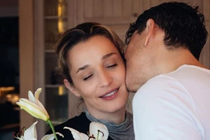 Σάκης Ρουβάς | Η κόρη του, Αναστασία, τραγουδάει Άννα Βίσση μέσα στο αυτοκίνητο