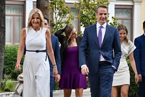 Δάφνη και Σοφία Μητσοτάκη | Τα outfits που φόρεσαν στην ορκωμοσία του Κυριάκου Μητσοτάκη - εικόνα 3