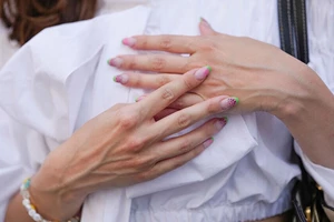 Περιποίηση με χρώμα | 7 βερνίκια για bare nails που σκληραίνουν θεαματικά και περιποιούνται τα νύχια σου - εικόνα 7