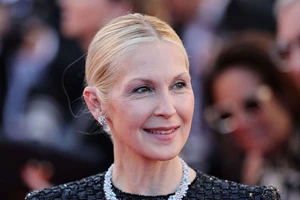 Η Kelly Rutherford με τα viral ανατομικά δερμάτινα σανδάλια ελληνικού brand