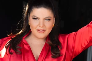 Ζέτα Μακρυπούλια | Με στιλάτη τσάντα από τη Zara σε βραδινή έξοδο