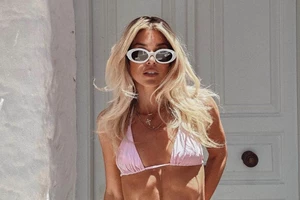 5 νέα looks της Βάσιας Κωσταρά που θα φορέσεις στην παραλία και στα σοκάκια των νησιών - εικόνα 3