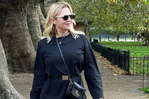 Η Νάνσυ Ζαμπέτογλου φόρεσε το Zara τζιν παντελόνι που θα κάνει τα πόδια σου να φαίνονται πιο ψηλά - εικόνα 5