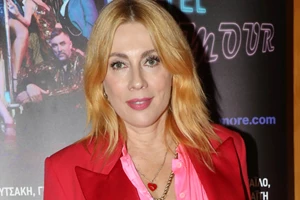 Στο σπίτι της Σμαράγδας Καρύδη στη Διονυσίου Αρεοπαγίτου | Το vintage σαλόνι και τα μοντέρνα στοιχεία στο καθιστικό - εικόνα 4