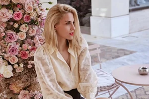 Μαντώ Γαστεράτου | Η εντυπωσιακή petrol πολυθρόνα στο σαλόνι της είναι το σωστό "deco goal" για κάθε σπίτι - εικόνα 2