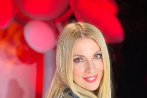 Η Σμαράγδα Καρύδη φωτογραφίζεται επάνω σε φουσκωτό στην πισίνα του σπιτιού της στην Αίγινα