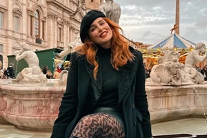 Εβελίνα Νικόλιζα | Το πράσινο και γεμάτο φυτά σπίτι της με την εντυπωσιακή ξύλινη τραπεζαρία