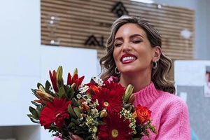 Αυτά τα κεντητά floral jeans από τη Mango είναι το πιο ιδιαίτερο item για να υποδεχθείς την άνοιξη με στιλ - εικόνα 2