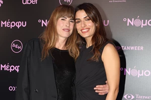 Έβελυν Καζαντζόγλου | Με χακί jacket και μπορντό over the knee μπότες στο κέντρο της Αθήνας