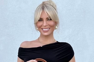 Κατερίνα Καινούργιου | Σε εστιατόριο στο Κολωνάκι τρώγοντας burger - εικόνα 3