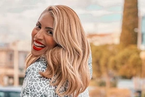 Η Μαρία Ηλιάκη στόλισε το χριστουγεννιάτικο δέντρο στο σπίτι της | Το γιορτινό decor σε ροζ και κόκκινο - εικόνα 2