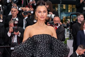 Η Δούκισσα Νομικού έφτασε στις Κάννες | Το μαύρο ασύμμετρο φόρεμα με τα glam στοιχεία που φόρεσε - εικόνα 2