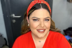 Δανάη Μπάρκα | Με φλογερό κόκκινο φόρεμα από την Η&Μ και ασορτί παπούτσια