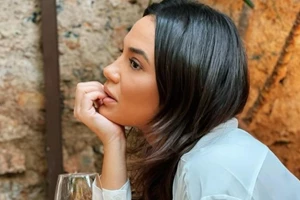 It's Christmas time | Πώς να στολίσεις το ανοιχτόχρωμο σαλόνι σου, σαν την Πηνελόπη Πλάκα