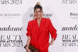 Beauty Stars by Madame Figaro | Η Ζενεβιέβ φόρεσε ένα σατέν φόρεμα με τον πιο stylish τρόπο για την περίσταση