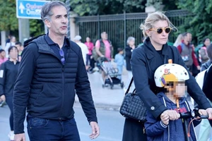 Με πατίνι στο κέντρο της Αθήνας | Η Σία Κοσιώνη έγινε και πάλι παιδί