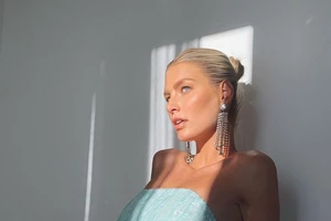 Η Μαίρη Βυτινάρος φόρεσε το μπικίνι της και βούτηξε στη θάλασσα