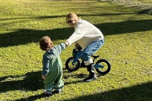 Η Τζένη Μπαλατσινού φωτογραφίζει τον Παναγιώτη Αντώνιο στην Πάτμο