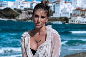 Η Αθηνά Οικονομάκου φόρεσε το ιδανικό μαγιό για εσένα που δεν θέλεις σημάδια στο μαύρισμά σου