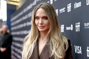 Η Angelina Jolie μάς δείχνει την ουλή της μαστεκτομής της σε ένα από τα πιο συγκλονιστικά εξώφυλλα της χρονιάς