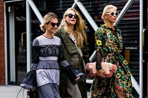 Δεν σου αρέσουν τα florals; Πώς μπορείς να τα αποφύγεις στις ανοιξιάτικες εμφανίσεις σου - εικόνα 2