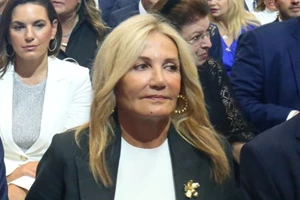 Μαρέβα Μητσοτάκη | Η εμφάνιση με διαχρονικό κοστούμι και η λεπτομέρεια στο πέτο που έκανε τη διαφορά