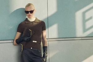 Σοκολατί, σατινέ, πολυτελές | Το πουκάμισο από τη Zara που χρειάζεσαι τη νέα σεζόν που μόλις ξεκίνησε