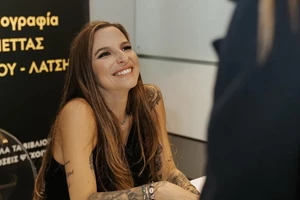 Αναστασία Γιάμαλη | Με crop top και pinstripe σύνολο στο χρώμα του καλοκαιριού - εικόνα 3