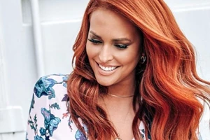 Σίσσυ Χρηστίδου | Το δείπνο με τους γιους της στο στολισμένο σαλόνι του σπιτιού τους - εικόνα 2