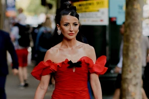 5 γιορτινά outfits για να φορέσεις στο Secret Santa με τις φίλες σου