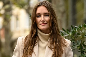 Τα λάθη που κάνεις και τα μαλλιά σου "λαδώνουν" πιο γρήγορα