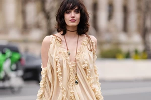 Κατερίνα Καινούργιου | Με φόρεμα Massimo Dutti με ανάγλυφες λεπτομέρειες