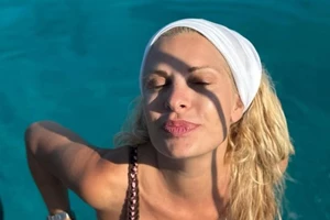 Ελένη Μενεγάκη | Σέξι εμφάνιση με μαύρο μπικίνι πάνω στο σκάφος - εικόνα 2