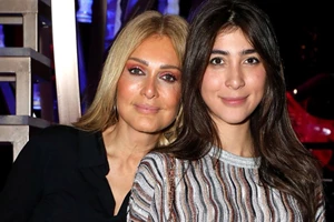 Με denim παντελόνι η Υβόννη Μπόσνιακ στο πλευρό του Αντώνη Ρέμου